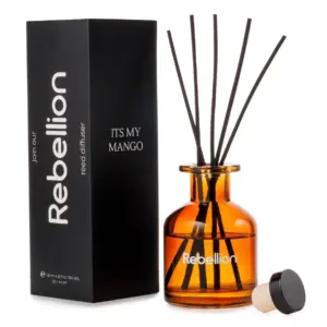 Rebellion namų kvapas su lazdelėmis „Its My Mango“ 125 ml – oranžinio stiklo difuzorius su ratano lazdelėmis ir juoda dėžute