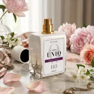 Kvepalai 110 įkvėpti Sì Passione – Giorgio Armani, moteriški UNIQ parfum 50 ml buteliukas tarp rožinių bijūnų, rožių žiedlapių ir papuošalų