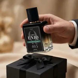 Kvepalai 465 įkvėpti Pacific Chill – Louis Vuitton, UNIQ parfum 50 ml buteliukas vyro rankoje virš juodos dovanų dėžutės su kaspinu
